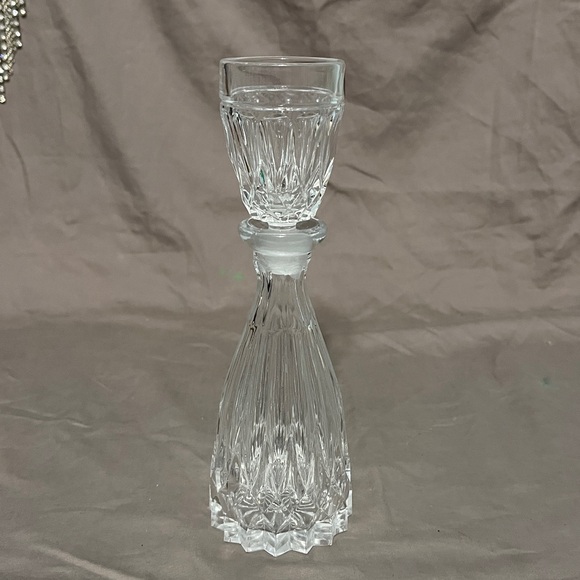 Bohemia crystal small cut glass decanter with a small crystal cup as a stopper. - Picture 4 of 10